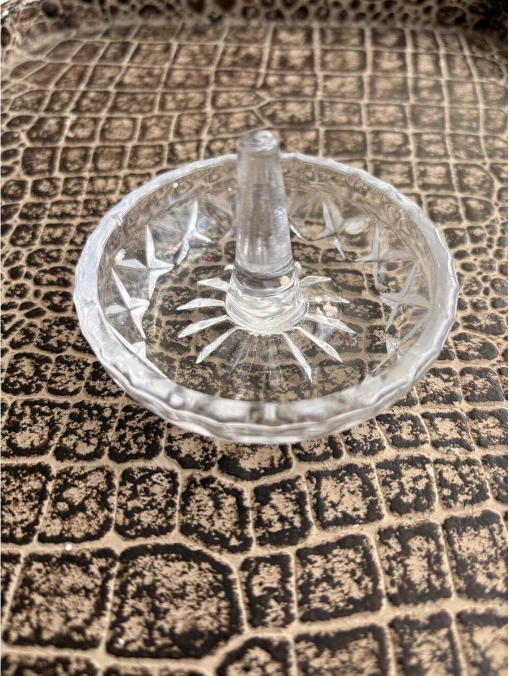 CRYSTAL RING HOLDER